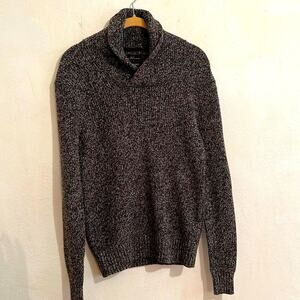 American Eagle  Athletic Fit Long Sleeve Knit Black and Cream V Neck Sweater XS